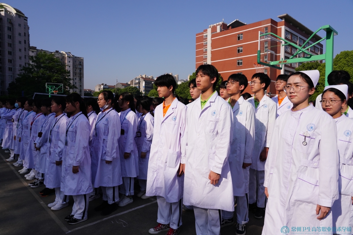 我校举行"五星红旗,我为你骄傲"主题升旗仪式